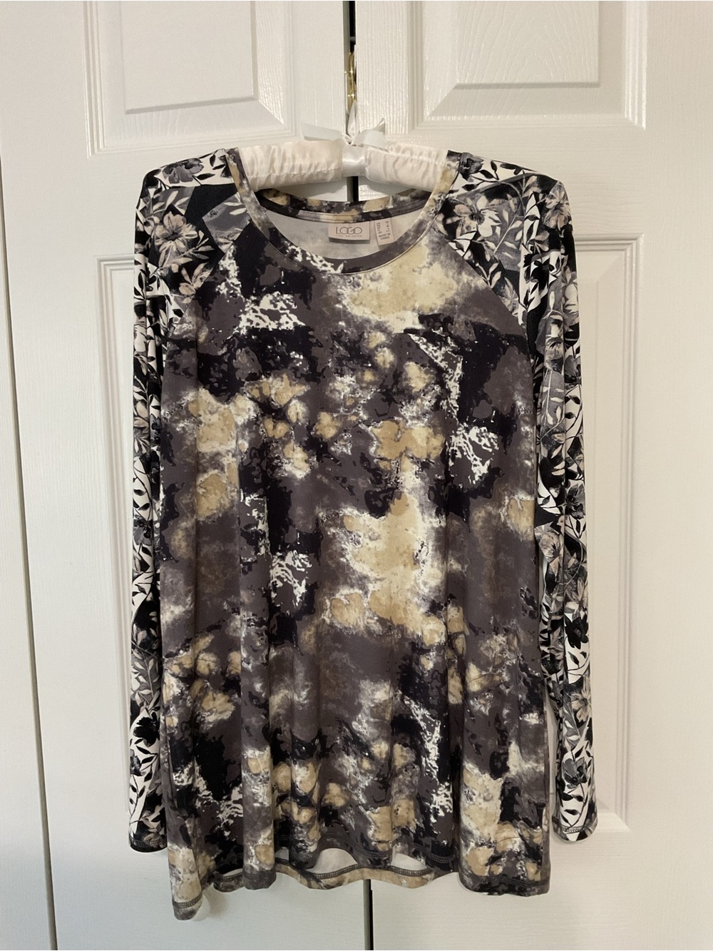 LOGO by Lori Goldstein Black, Gray & Cream Abstract Raglan Sleeve Top